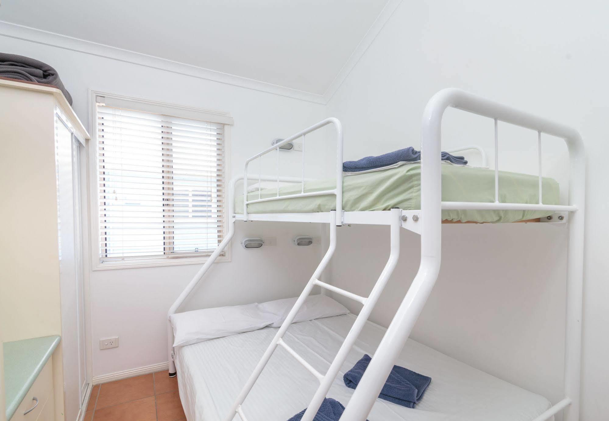 Отель Maroochydore Cabins Экстерьер фото